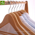 Tiendas de ropa de color natural que ahorran espacio camisa de madera perchas por mayor